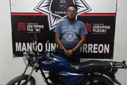 Aseguran a hombre con moto robada en Torreón