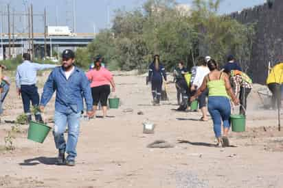 Trabajadores del ayuntamiento se trasladaron a la colonia Quintas Nazas, donde desarrollaron labores de reforestación. (EL SIGLO DE TORREÓN)