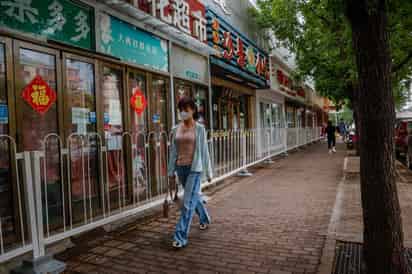 Los confinamientos prolongados se han convertido en la norma de la lucha contra el COVID-19 en China. (ARCHIVO)