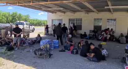 Caminando por la carretera libre Nueva Rosita-Allende, un grupo de 50 migrantes venezolanos llegó a la región Norte de Coahuila.