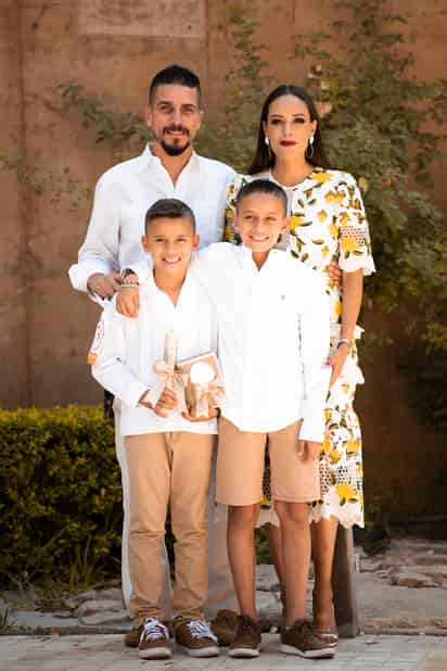 Santiago y su hermano Emilio junto a sus papás Sinhué Bandrés y Emmy Arreola (EL SIGLO DE TORREÓN/ERICK SOTOMAYOR)