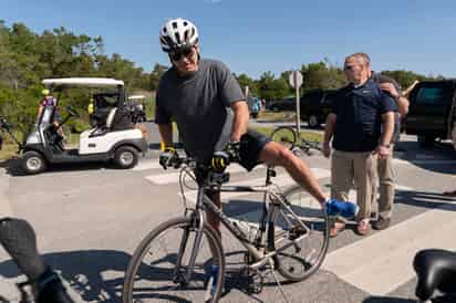 El presidente se recompuso rápidamente y pasó varios minutos charlando con las personas que se habían reunido para verlo andar en bicicleta. (ARCHIVO)