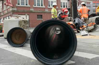 Gillett esperaba que la Ley Federal de Inversión en Infraestructura y Empleo financiara un boom en la construcción de caminos y puentes. (AP)