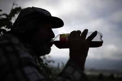 El refresco subió cerca de un peso en la primera semana de junio, en promedio. En las cervezas, la caja con presentaciones de 1.2 litros pasó de 350 a casi 500 pesos. (ARCHIVO)