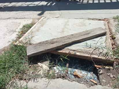 Los vecinos dijeron que llevan meses con problemas con el drenaje. (EL SIGLO DE TORREÓN)