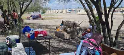 Con la ayuda de los vecinos de la colonia Del Valle, del municipio de Nava, han ido improvisando un campamento para migrantes.