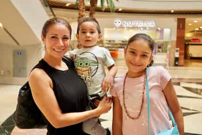 Vanessa Zamora, Emiliano y Mía.