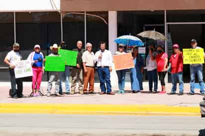 El plantón fue realizado en la explanada de la presidencia municipal. (EL SIGLO DE TORREÓN)