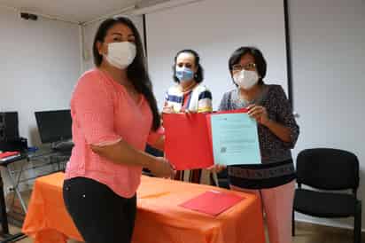 Las mujeres aprendieron distintas técnicas de masaje relajante y masaje de rostro. (EL SIGLO COAHUILA)