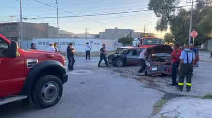 Una mujer terminó en el hospital luego de participar en un choque-volcadura.