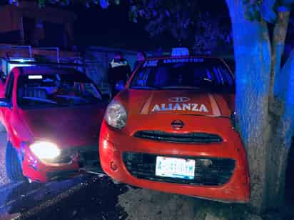 La camioneta se impactó con un taxi debidamente estacionado. (EL SIGLO DE TORREÓN)