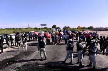 Los manifestantes denunciaban lentitud por parte de la Fiscalía del Estado para detener a los agresores de una niña de 10 años de edad. (EL SIGLO DE TORREÓN)