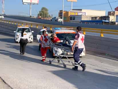 El motociclista fue trasladado a un hospital de la región para descartar lesiones graves.