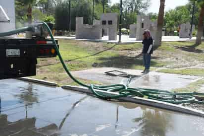 Ahora la Alameda Zaragoza de Torreón tuvo que ser abastecida con agua mediante el acarreo con una pipa.