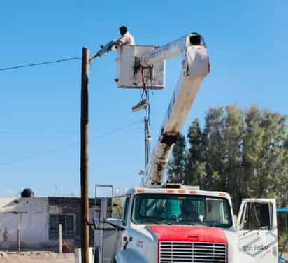 Las cuadrillas de trabajadores instalaron en esa comunidad 22 luminarias, las cuales contribuirán a mejorar la seguridad. (EL SIGLO DE TORREÓN)