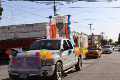 Unos 30 vehículos participaron en la caravana del santo patrono. (EL SIGLO DE TORREÓN)