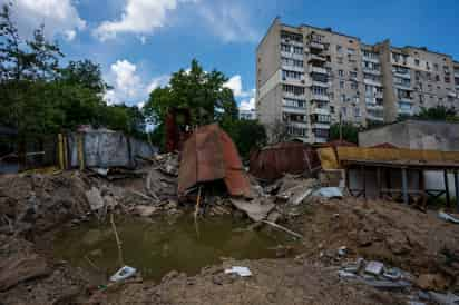 os rusos están tratando de cortar el acceso a la ciudad desde el sur, “destruyendo todo lo que esté al alcance de sus artillería y cohetes”, afirmó Haidai. (AP)