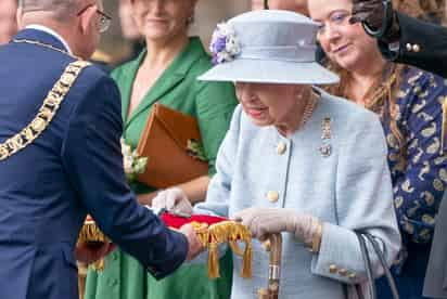 Le dieron simbólicamente las llaves de la ciudad y la bienvenida a su “reino antiguo y hereditario de Escocia”. (AP)