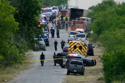 Migrantes fallecidos en tráiler en Texas estaban rociados con condimento para bistec