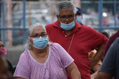El IMSS exhorta a la población a atender las medidas de salud cuando vayan a cobrar su pensión.