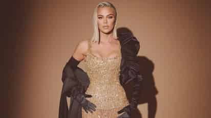 Khloé Kardashian celebra el lanzamiento de Skkn by Kim 'cubierta solo de tatuajes'