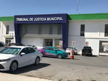 El taxi fue trasladado por medio de una grúa hacia un corralón municipal. (EL SIGLO DE TORREÓN)