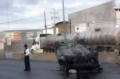 Conductor impacta contra muro, vuelca, choca a camioneta y huye del lugar en Saltillo