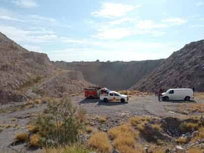 Fueron elementos de Protección Civil y de Bomberos quienes acudieron al lugar para realizar las maniobras de rescate del cuerpo. (EL SIGLO DE TORREÓN)