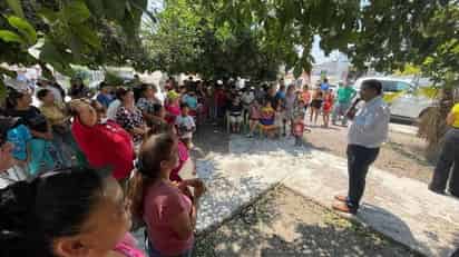 Martínez Cabrera se comprometió en dar respuesta a cada una de las necesidades de las colonias que visita. (EL SIGLO DE TORREÓN)