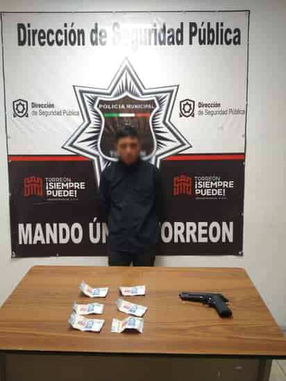 Las autoridades lograron decomisar un arma falsa y el dinero.