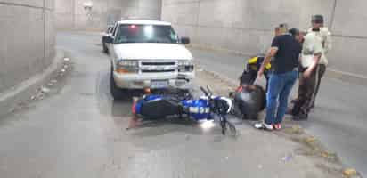 La motocicleta invadió los carriles contrarios y se impactó de frente contra una camioneta particular.
