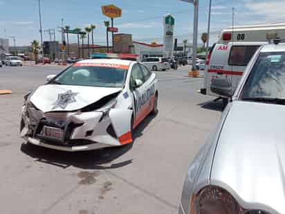 El fuerte choque dejó daños materiales en ambos vehículos.