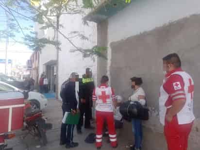 La pareja fue atendida por el personal de la Cruz Roja debido a que presentó múltiples lesiones.