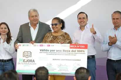 La estrategia 'Mejora Coahuila' entregó mil 200 becas a mujeres de Saltillo para que estudien la preparatoria de forma gratuita.