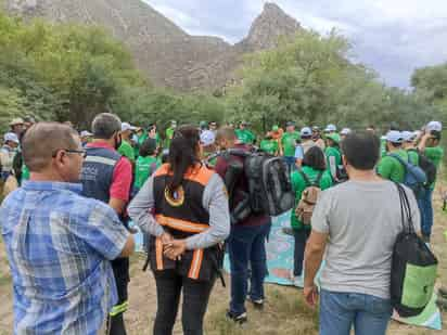 Un grupo de voluntarios realiza limpieza y recolección de basura. (EL SIGLO DE TORREÓN)