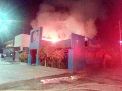 La nube de humo logró cubrir el cielo durante el incendio. (EL SIGLO DE TORREÓN)