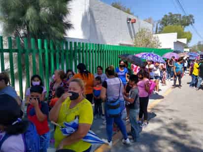 Niños y niñas acompañados de personas adultas abarrotaron ayer la UMF No. 13 para recibir la primera dosis anticovid.