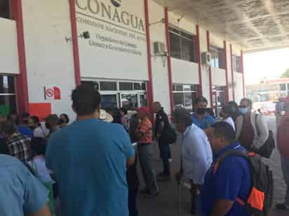 Un centenar de ejidatarios e integrantes de la Contraloría Ciudadana del Agua protestaron en la Comisión Nacional del Agua (Conagua). (Foto: FABIOLA P. CANEDO / EL SIGLO DE TORREÓN)