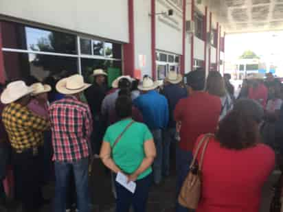 Se manifiestan ejidatarios en las oficinas de la Conagua de Torreón, hacen llamado urgente a presidente de la República por crisis del agua.