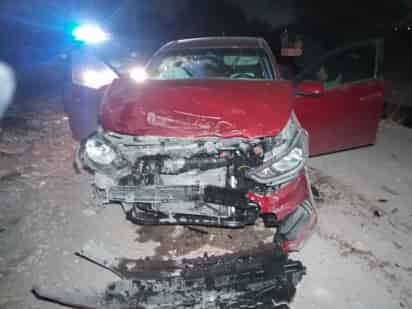 El vehículo particular se impactó de frente contra un taxi en la ciudad de Lerdo. (EL SIGLO DE TORREÓN)