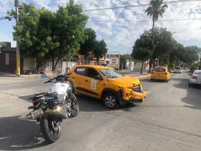 Taxista protagoniza accidente en calles de la colonia Villa Jacarandas en el municipio de Torreón.