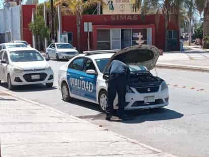 Reconocen que una unidad de Tránsito y Vialidad circula con placas vencidas.