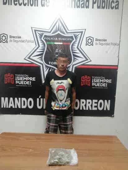 Elementos policiales le marcaron el alto al sujeto para una inspección corporal, encontrándole una bolsa con lo que parece ser marihuana.