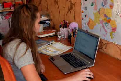 En dos años y medio las personas pueden terminar la preparatoria en línea que lanza la SEP. (EL SIGLO DE TORREÓN)