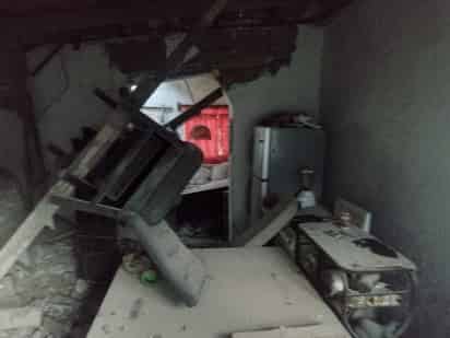Colapsa el techo de una vivienda de la colonia La Constancia de Torreón, soportes y paredes de la casa también están afectados.