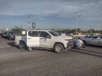 La camioneta impactó a la agente de vialidad.