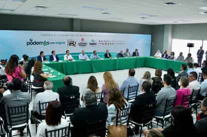 La firma del convenio se hizo en el Centro de Convenciones de Torreón y acudió también el gobernador Miguel Riquelme Solís.