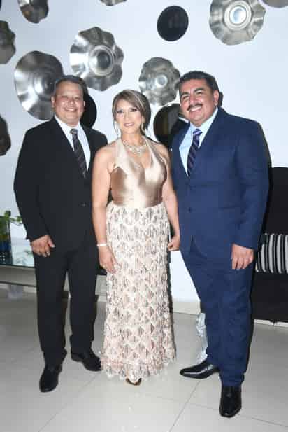 M.D. Penal José Gabriel Hernández Nájera, M.D. Fiscal Cristina García Ortega y M.D. Fiscal Juan Manuel García González; disfrutaron su fiesta de graduación el pasado 24 de Junio en el Salón Condesa Real. Los Graduados son Abogados litigantes, compañeros y amigos quienes argumentan tener una amistad por varios años y durante el período de estudio del posgrado, fortalecieron su vínculo tanto laboral y de amistad con respeto y cariño; gracias a ello, los caracteriza en su generación (EL SIGLO DE TORREÓN/FERNANDO COMPEÁN) 