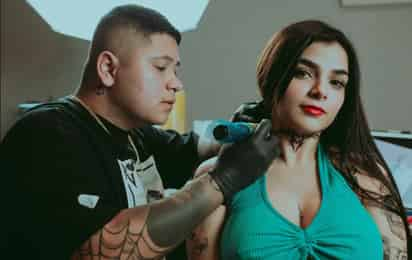 Karely Ruiz presume tatuajes hechos por lagunero