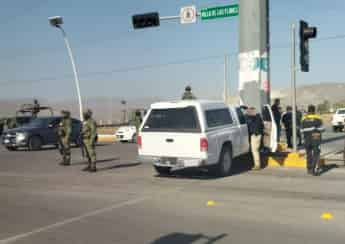 El vehículo del presunto responsable terminó impactado en un poste de las líneas de alta tensión de la CFE. (EL SIGLO DE TORREÓN)